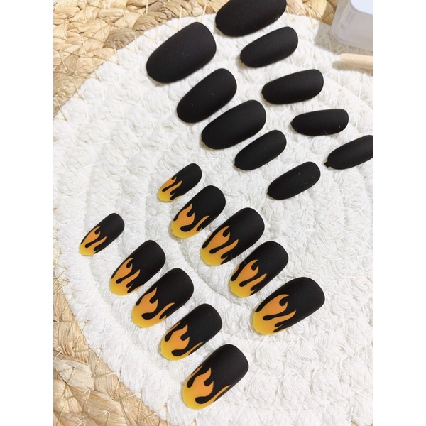 Móng giả màu đen mẫu mới.