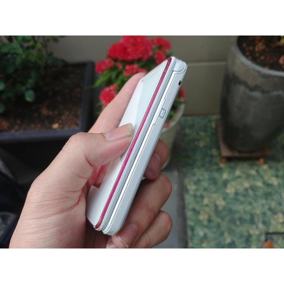 Điện thoại Sharp SH-02C màu trắng hồng