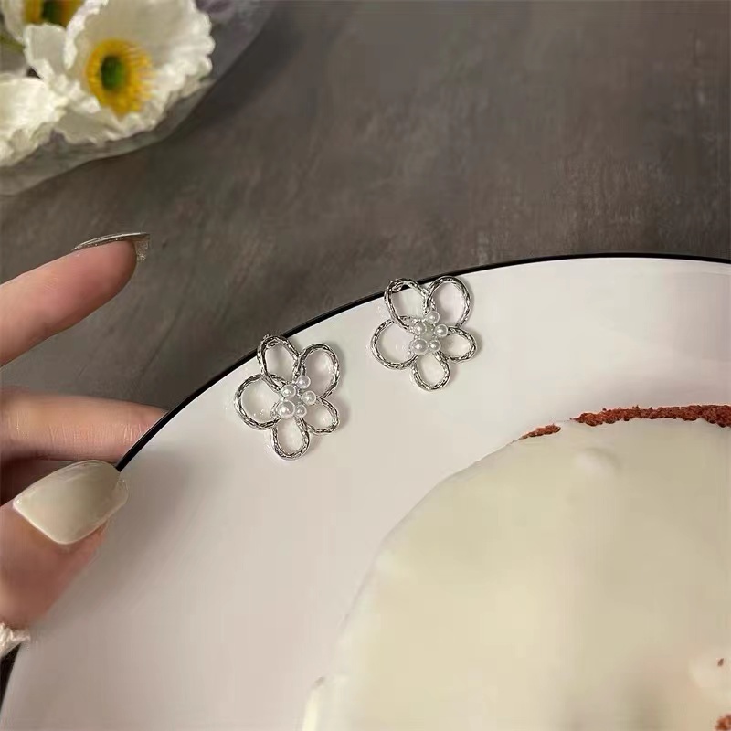 Bông Tai Hình Hoa Đính Ngọc Trai Thời Trang Sang Trọng