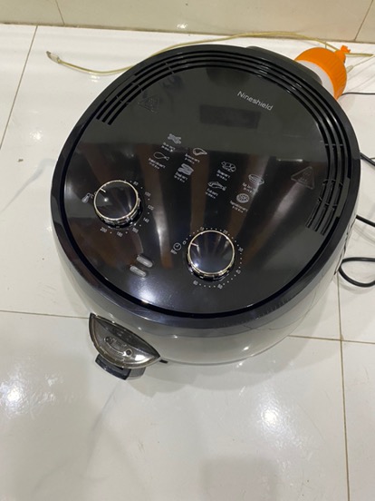 Thiết bị được điều khiển bằng các nút cảm ứng nằm trên nắp nồi