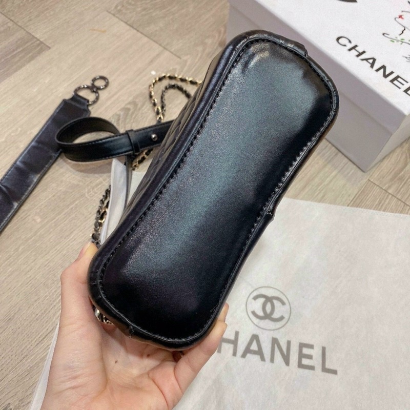 Túi hobo Chanel đen  đế cứng cao cấp, kèm tag Chanel