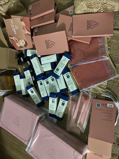 Gương và cọ và túi trang điểm 3ce hot và nhiều quà tặng khác