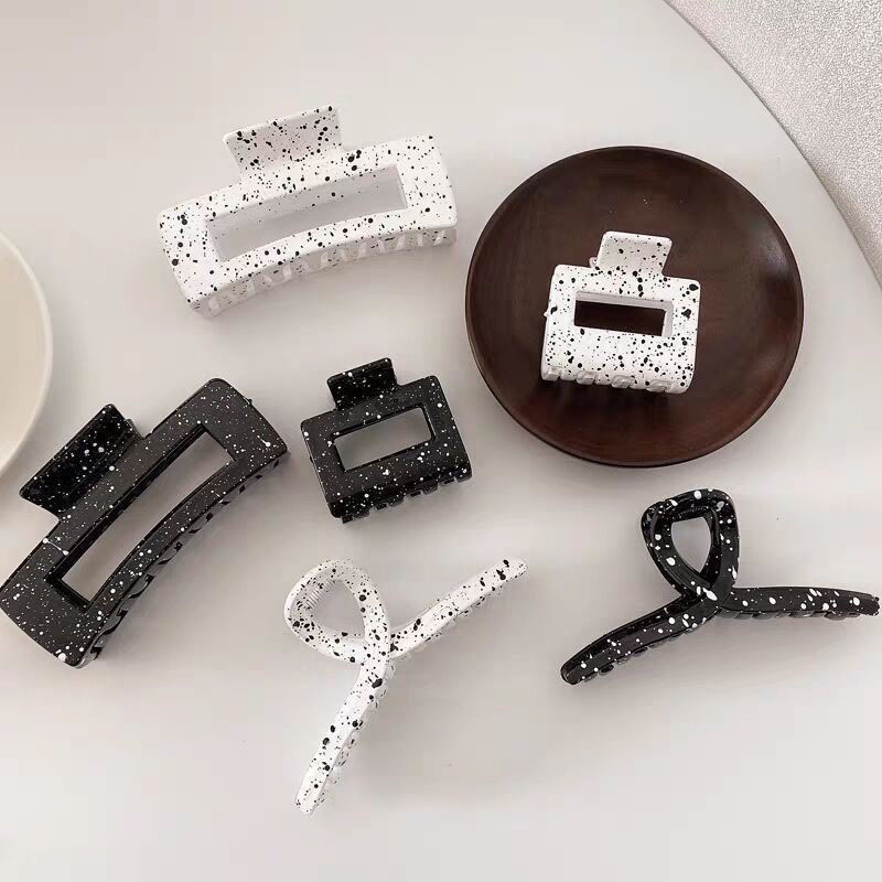 Kẹp tóc càng cua đốm trắng đen hình học hot thời trang K130