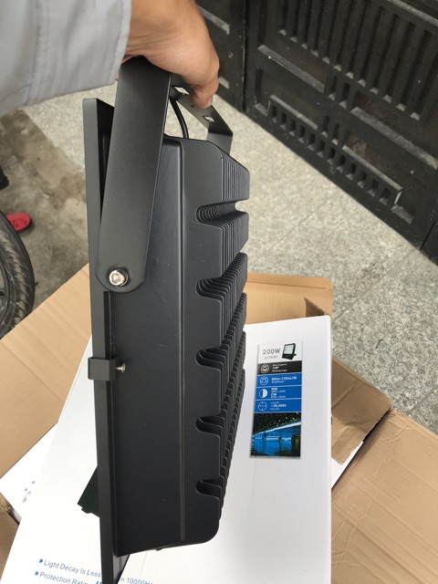 Đèn pha led  200W chuyên công trình ngoài trời, sân thể thao sân vận động, vỏ nhôm đúc dày tản nhiệt tốt chống nước IP66