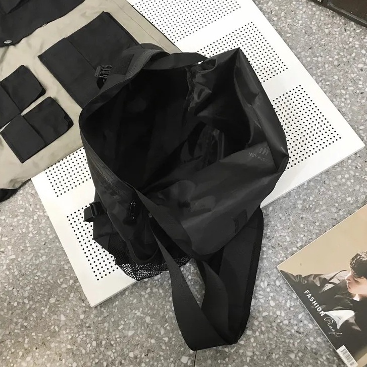 Túi đeo chéo chống nước đựng laptop họa tiết tam giác phản quang