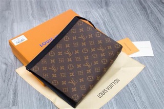 Cluth cầm tay LV hàng đẹp fullbox