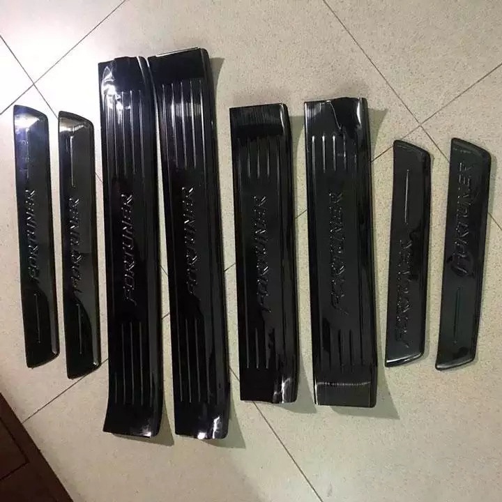 Ốp Bậc Cửa, Nẹp bước chân Trong Ngoài Xe Fortuner 2017- 2021, chất liệu Titan