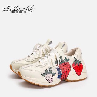 Giày thể thao hình quả dâu tây mới