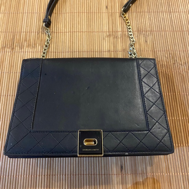 Thanh lý túi charles and keith  màu đen, bên trong,khoá, dây vẫn mới, phần da ngoài bên trên bị dãn như hình chụp.