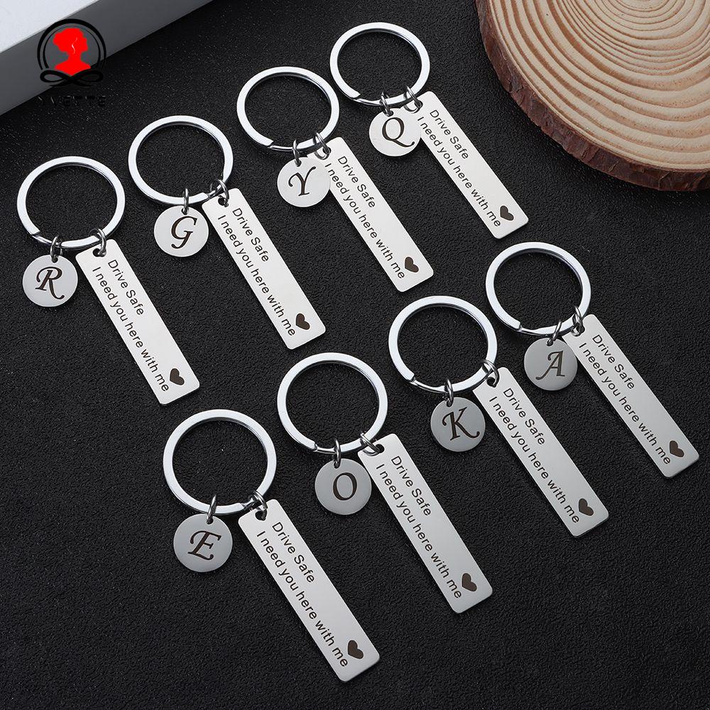 Móc khóa bằng thép không gỉ 26 chữ cái từ A-Z độc đáo dùng làm quà tặng cho cặp đôi