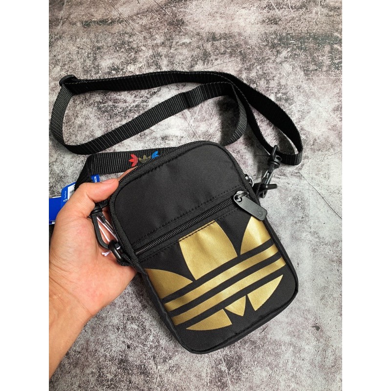 ❌Xuất Xịn ❌ túi mini B105 BIG TREFOIL FESTIVAL BAG BLACK/GOLD FT8198