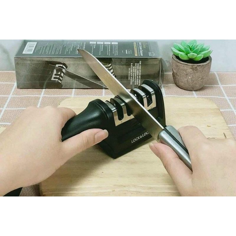Dụng cụ mài dao kéo 4 lớp Lock &amp; Lock CKK113 - CKK114 chống trơn trượt có tay cầm