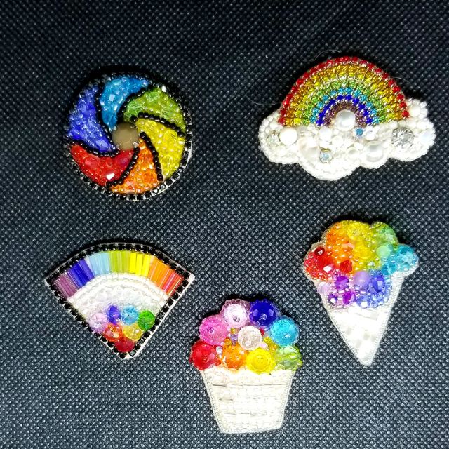 Cài áo kết cườm cầu vồng rainbow HOLO handmade