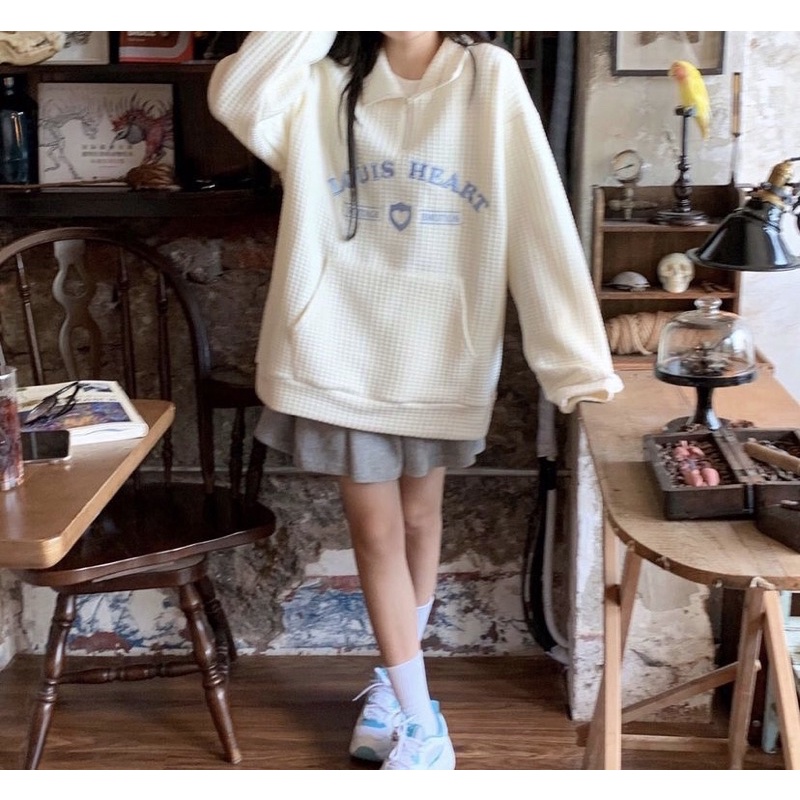 Áo sweater cổ polo phối túi thêu chữ tay dài form rộng | BigBuy360 - bigbuy360.vn