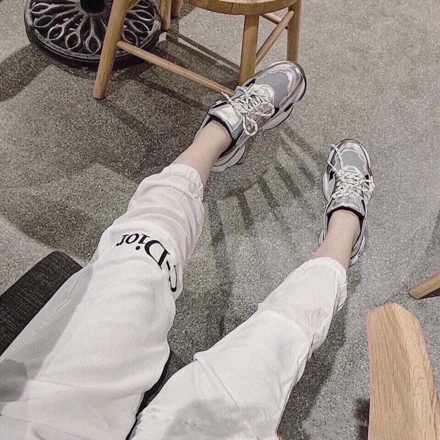 Giày thể thao màu bạc