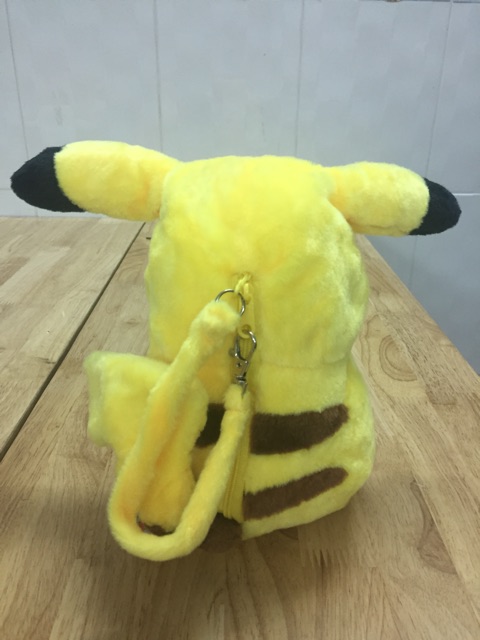 Gấu bông pikachu có túi khoá kéo phía sau