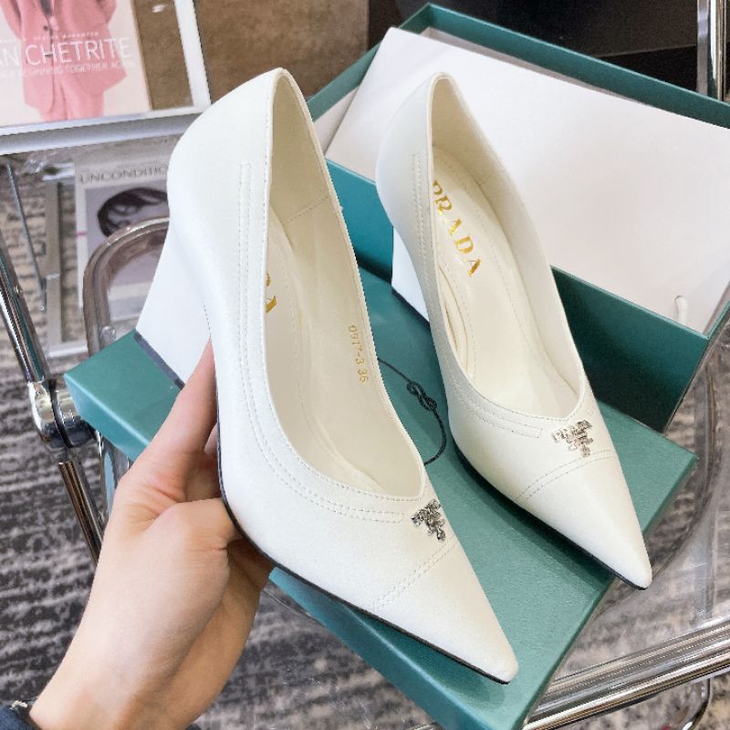 Giầy Prada gót dẹt.