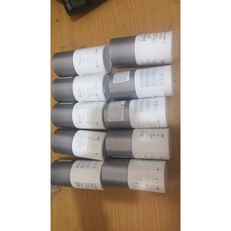 Lăn  nách nữ hoa Hồng trắng