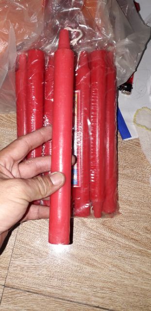 Một cây nến_đèn cầy màu đỏ dài 22cm và đường kính 22ly có mùi thơm nhẹ