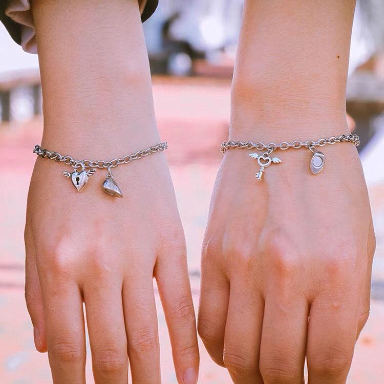 Bộ 2 Vòng Tay Mặt Chìa Khóa Nam Châm Phong Cách Hàn Quốc