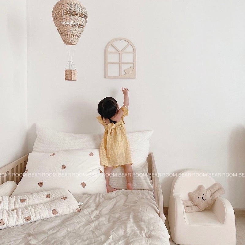 Khung cửa sổ gấu phong cách Hàn Quốc trang trí phòng bé