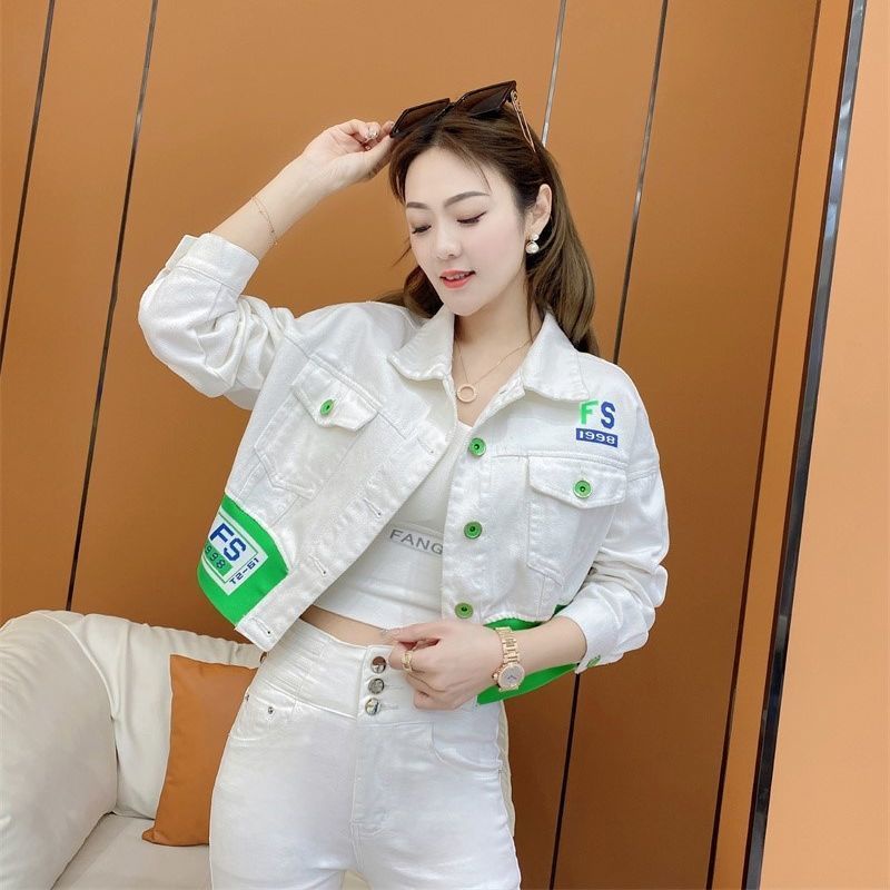 In the summer of 2022, the new simple impact color denim short style jacket is a woman's street style single-breasted and skinny jacket.