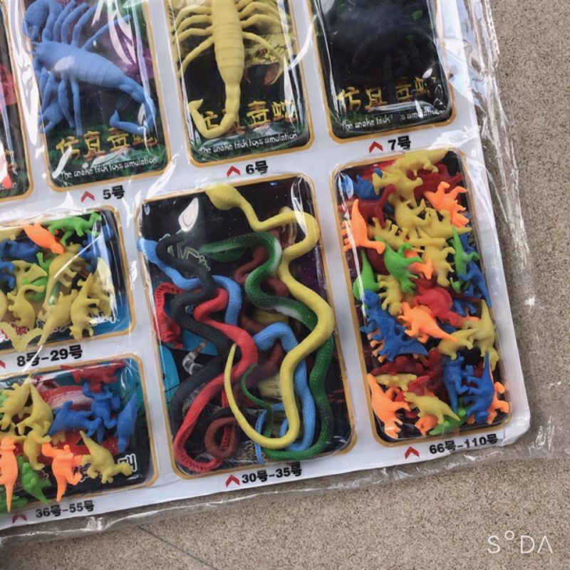 Vỉ rắn dẻo trúng thưởng 110 tem và 110 đồ thưởng