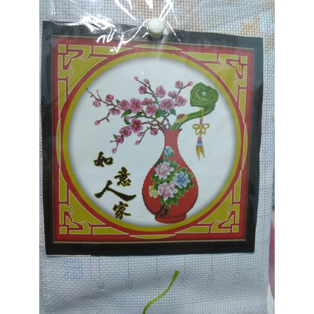 Tranh thêu chữ thập bình hoa đỏ (tranh bị ố nhiều)