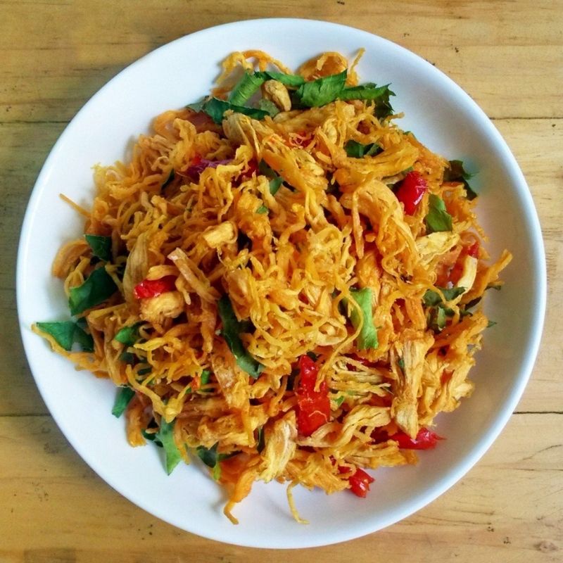 Khô gà lá chanh cay gói lớn khối lượng 150g vị cay nhiều, sản phẩm không thể thiếu của bàn nhậu MAMYFOODS MF0055 | BigBuy360 - bigbuy360.vn