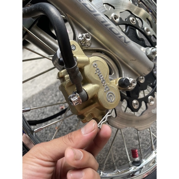 Phe cài bố , thanh sắt giữ heo brem classic