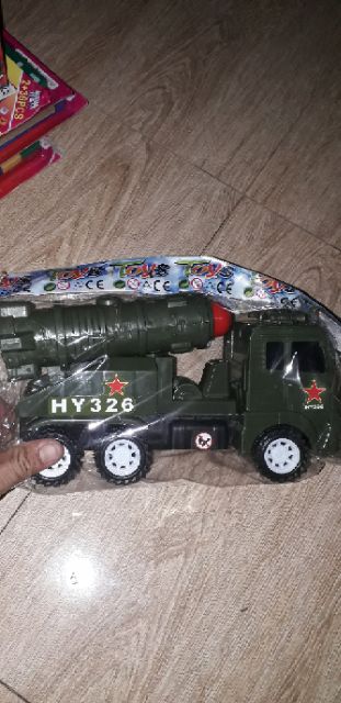 Xe mô hình bằng nhựa chạy chớn rất đẹp HY326