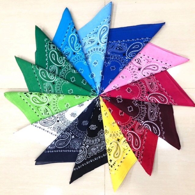 Khăn bandana quấn đầu.