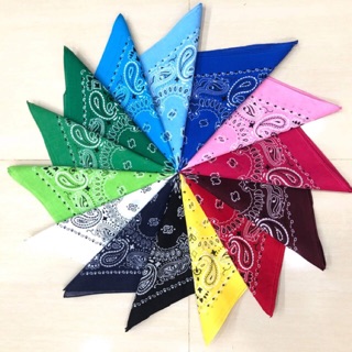 Khăn bandana quấn đầu.