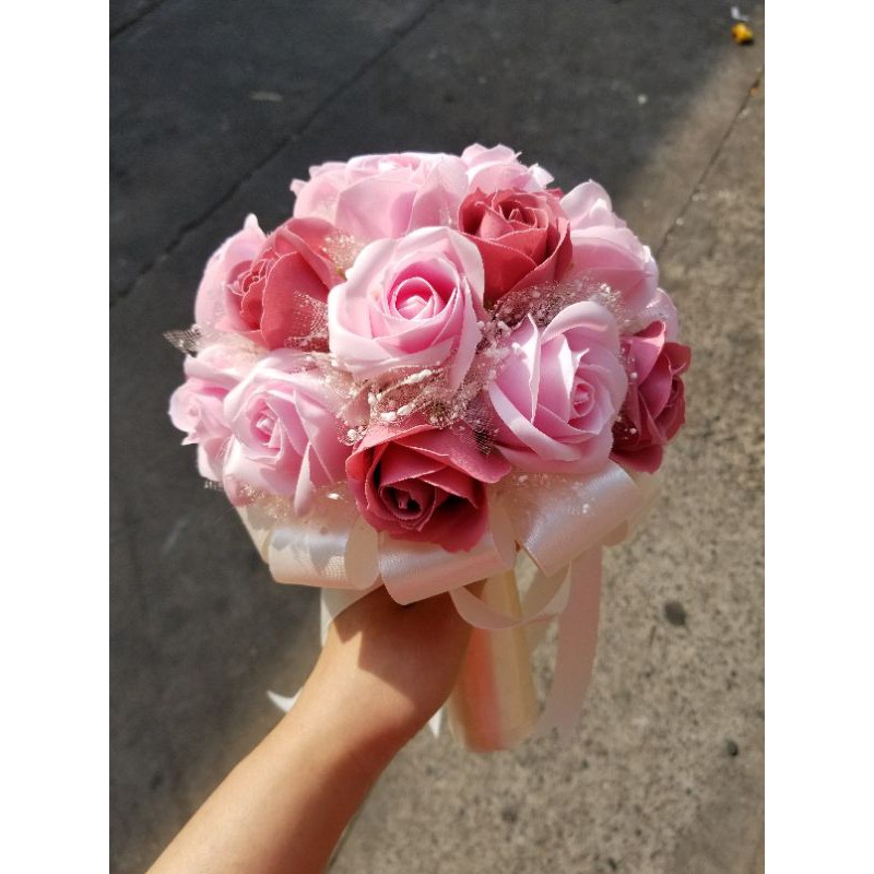BÓ HOA CƯỚI CẦM TAY CÔ DÂU BẰNG HOA HỒNG SÁP THƠM MÀU HỒNG ĐIỂM VOAN TUYẾT VÀ HẠT CHÂU TRẮNG, TẶNG KÈM HOA CÀI ÁO CHÚ RỄ