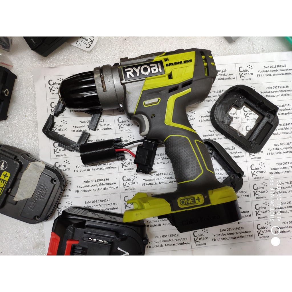 Đế chuyển pin máy Ryobi 18V dùng pin One+ sang dùng hộp pin cài Makita