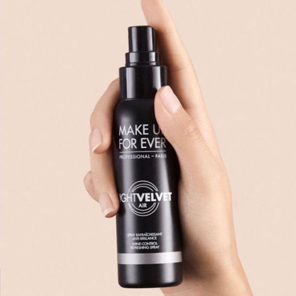 Xịt khóa trang điểm kiềm dầu Make Up For Ever Light Velvet Air 100ml