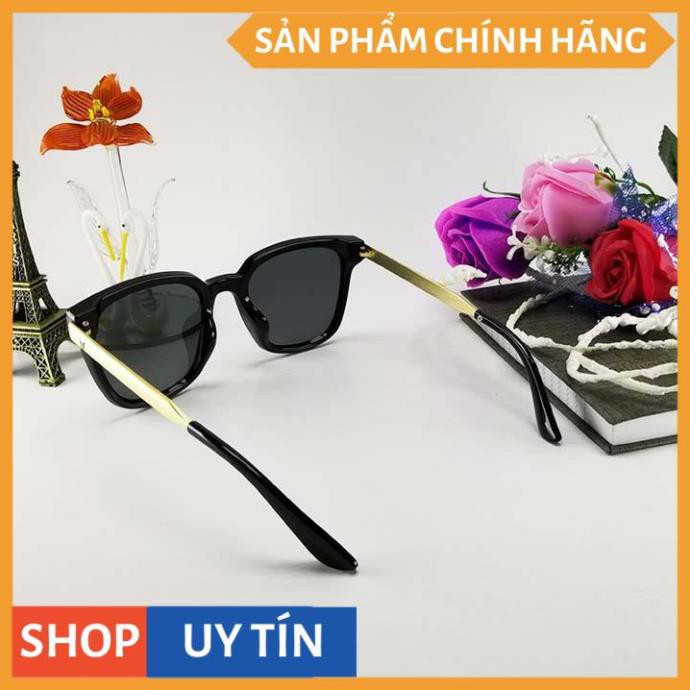 Mắt kính nữ/nam (unisex) màu đen râm mát chống nắng, tia UV 6035. Kính mát gọng kim loại chữ V màu vàng, không gỉ, ôm mặ