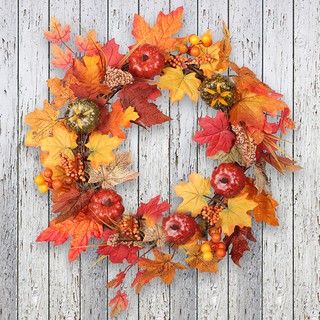 Vòng hoa lá phong mùa thu trang trí cửa sổ xinh xắn dịp Giáng sinh