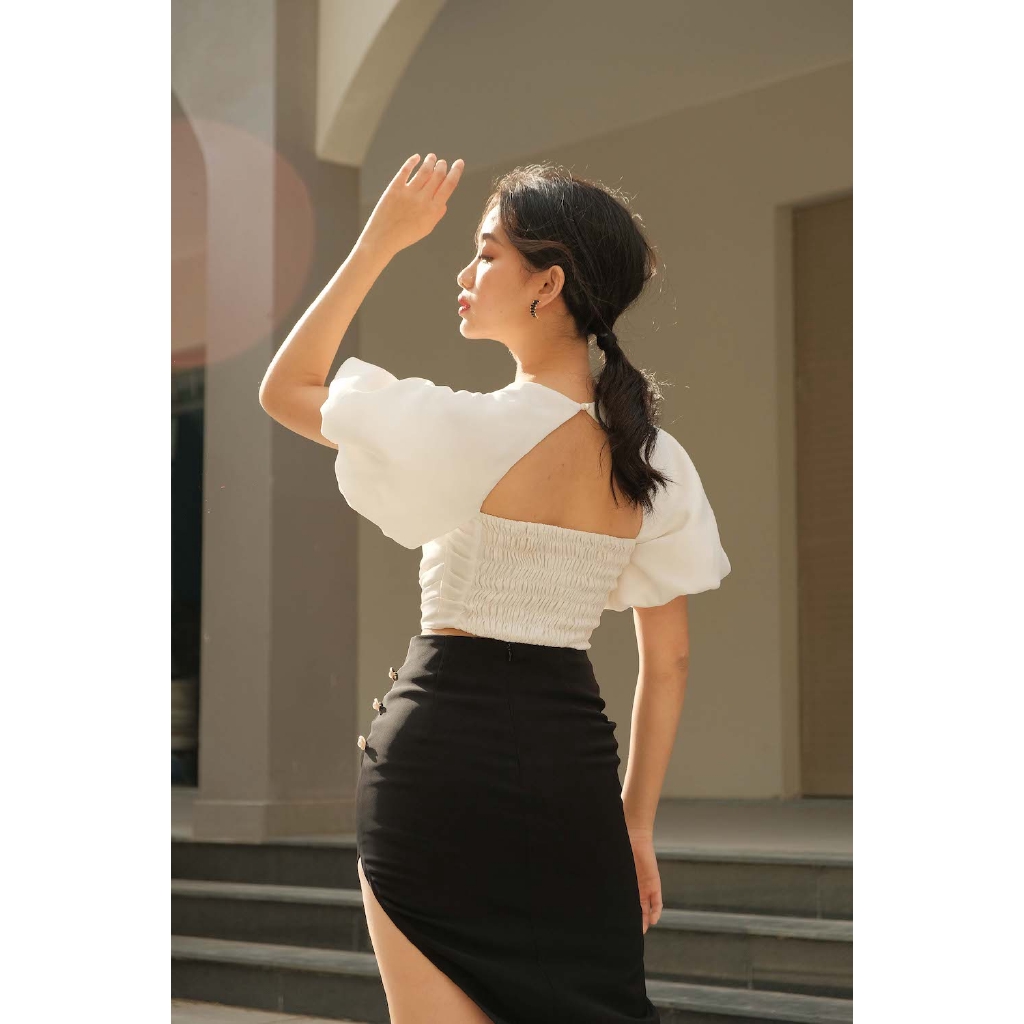 XIPI - Áo Trắng Crop Xếp Ly Lưng Thun