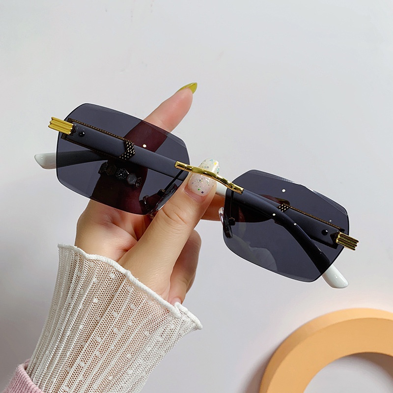 Kính mát có gọng vuông lớn thời trang dành cho nữ