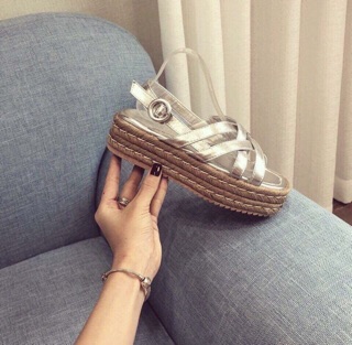 Giày sandal đế cói mang cá tính