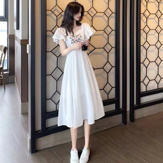 Đầm nữ dáng dài cổ vuông màu trắng thanh lịch