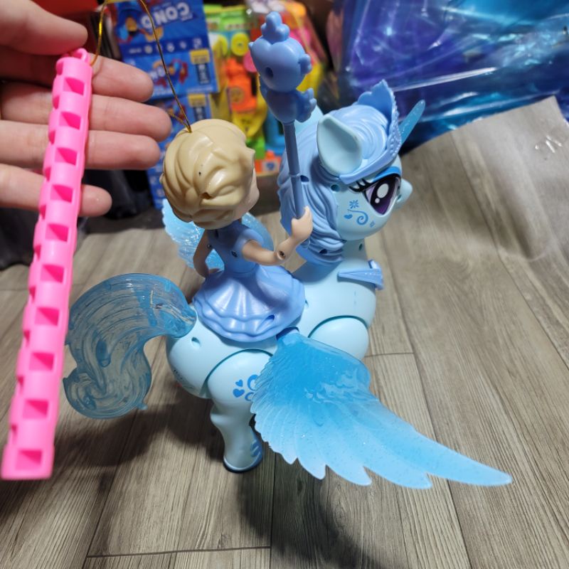 Lồng đèn trung thu búp bê elsa cỡi ngựa pony có cánh thiên thần màu xanh cực đẹp có đèn nhạc cho bé