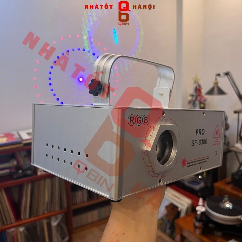 Đèn laser bay phòng 8386 pro hơn 1000 hình hiệu ứng đi cảnh 2D và 3D