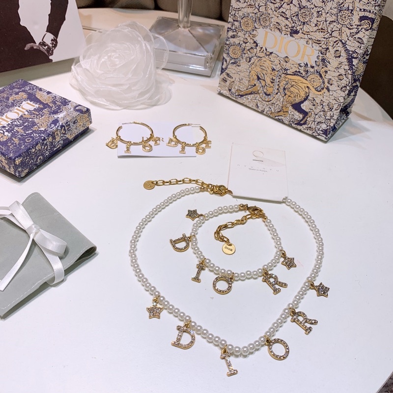 Bộ trang sức gồm bông tai và vòng cổ các hãng