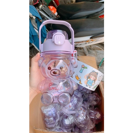 BÌNH NƯỚC HÌNH GẤU 1300ml CỰC CUTE TIỆN LỢI CÓ DÂY ĐEO VÀ KÈM STIC NGỘ NGHĨNH