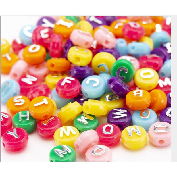 10-25gam (P128-31) Hạt Chữ Cái tròn nền đủ màu chữ màu bạc 10mm 5.0