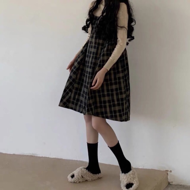 Set váy yếm + áo len cổ xẻ.