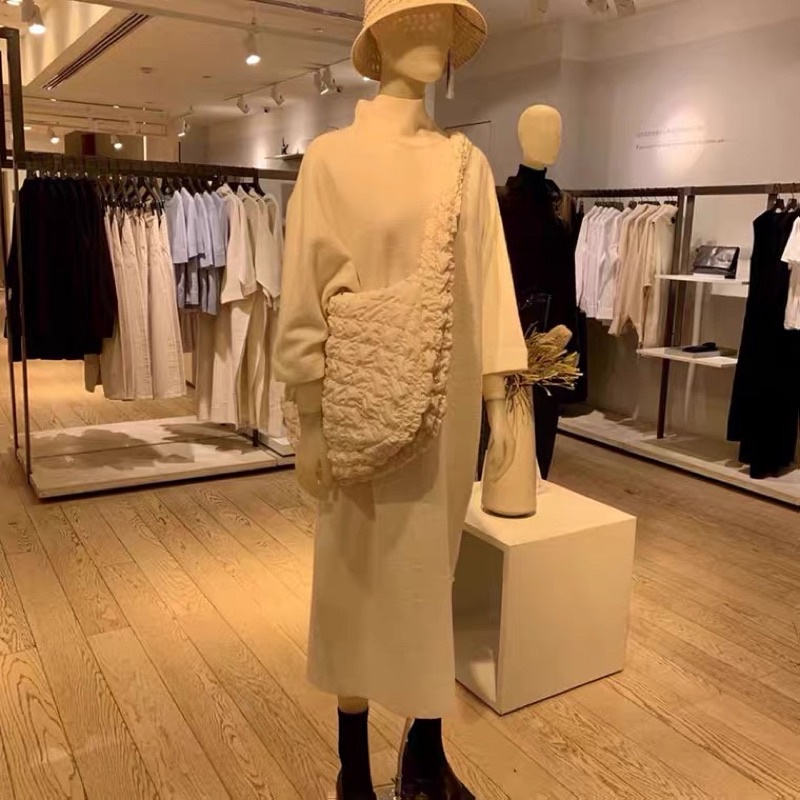 Túi chăn bông COS oversize Jennie