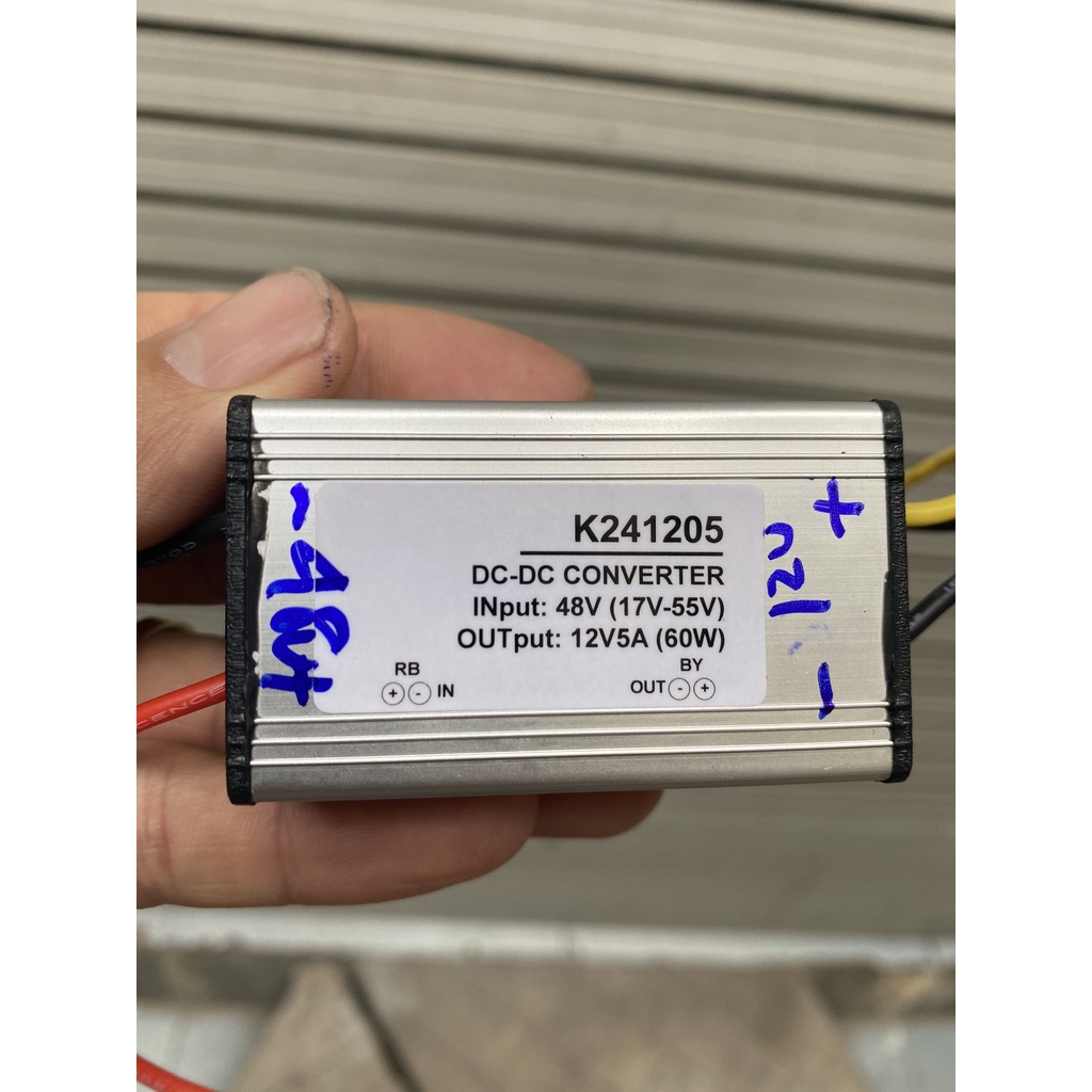 Thiết bị chuyển đổi điện năng lượng mặt trời DC 48V xuống điện DC 12V 5A chống mưa